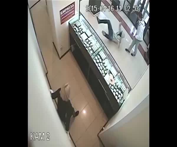 Парень вырубил грабителя ювелирного магазина в Челябинске (3.854 MB)