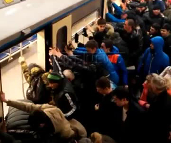 Пассажиры метро помогли пожилой женщине освободить застрявшую ногу (2.252 MB)