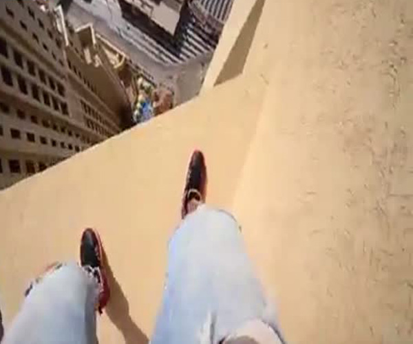 Очень опасные прыжки на 43-м этаже здания в Дубае (1.498 MB)