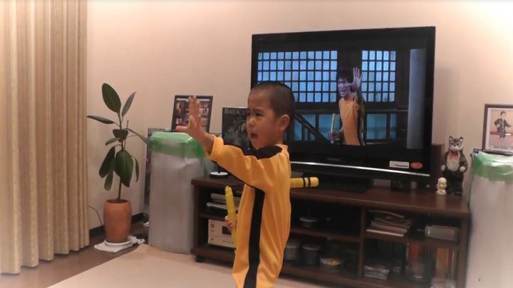 5-летний мальчик копирует движения Брюса Ли (11.194 MB)