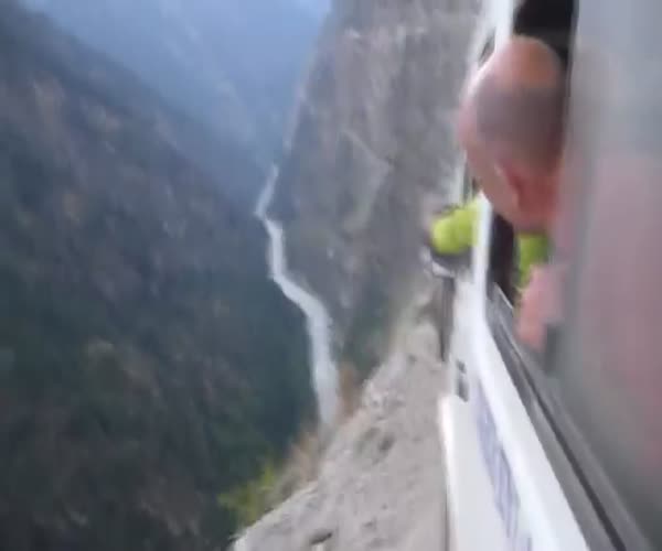Очень опасная дорога в Гималаях (16.118 MB)
