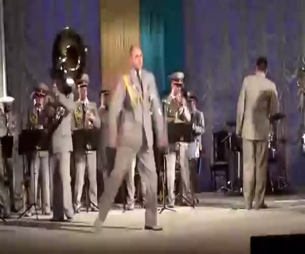 Украинский военный оркестр зажигает по-полной (4.135 MB)