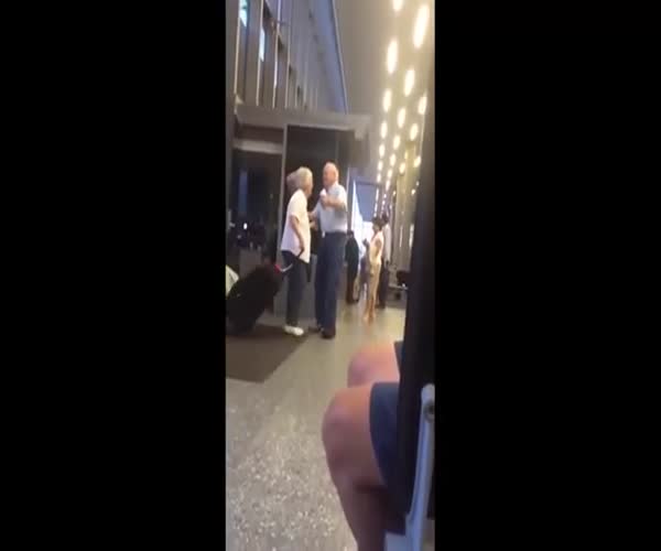 Романтичный дедушка встречает свою супругу в аэропорту (1.285 MB)