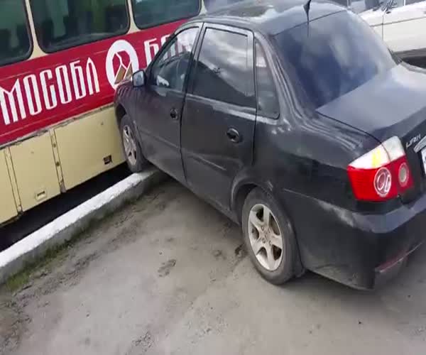 В Тюмени машина поехала сама по себе и врезалась в автобус (3.684 MB)