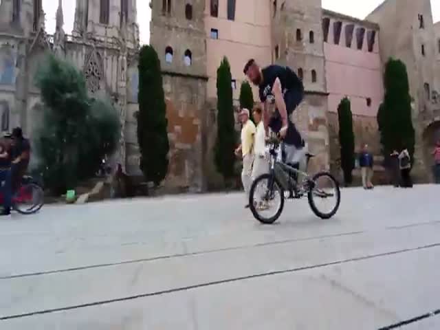 Эффектные трюки на велосипеде на улицах Барселоны