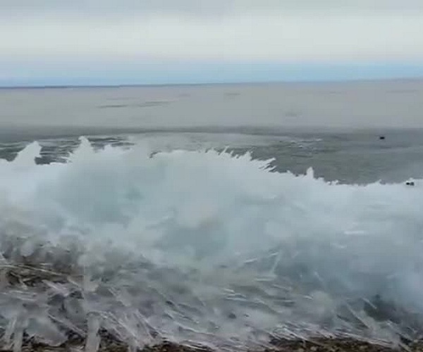 Как замерзает вода на озере Байкал