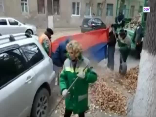 Волгоградские коммунальщики собирают листву в российский флаг