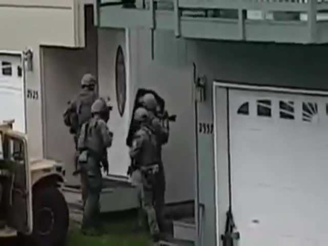 Спецназовцы SWAT оперативно ворвались в дом, где укрылся преступник