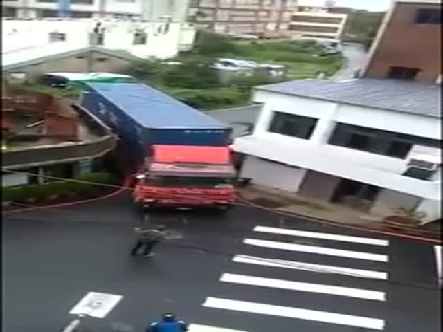 Водитель грузовика проезжает через очень узкий проезд