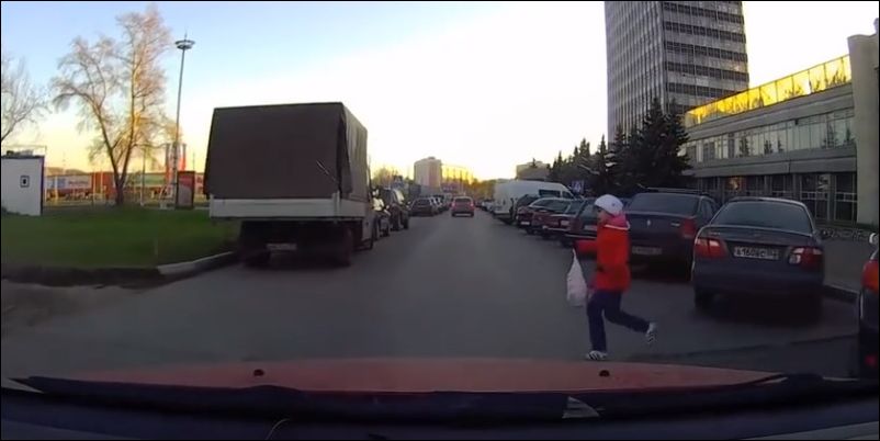 Водитель успел среагировать на выбежавшую на дорогу девочку