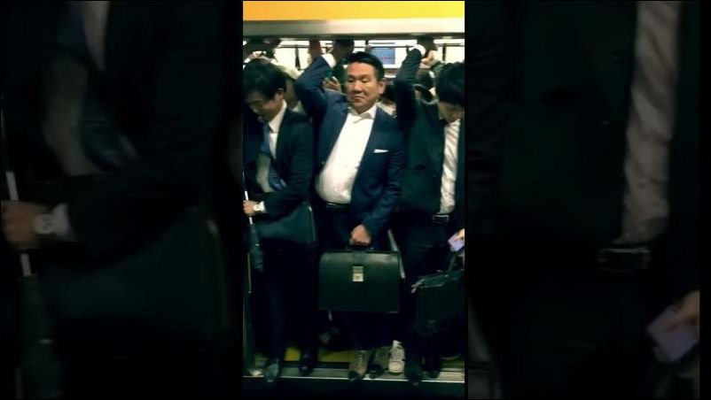 Загрузка в вагон метро Токио в час-пик