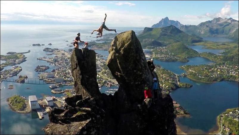 Безумный прыжок на скале в Норвегии