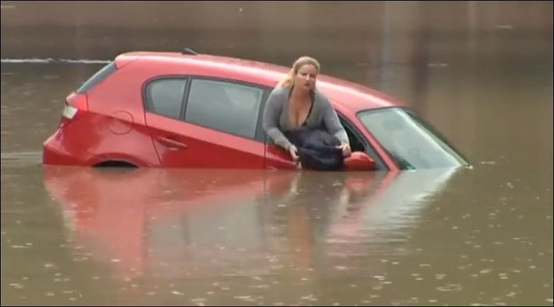 Спасение женщины от наводнения 