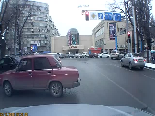 Полицейские из Алматы высмеяли водителя, который пропустил другую машину