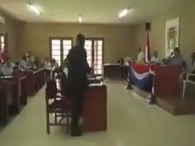 Президент Боливии Эво Моралес смотрит порно на судебном заседании