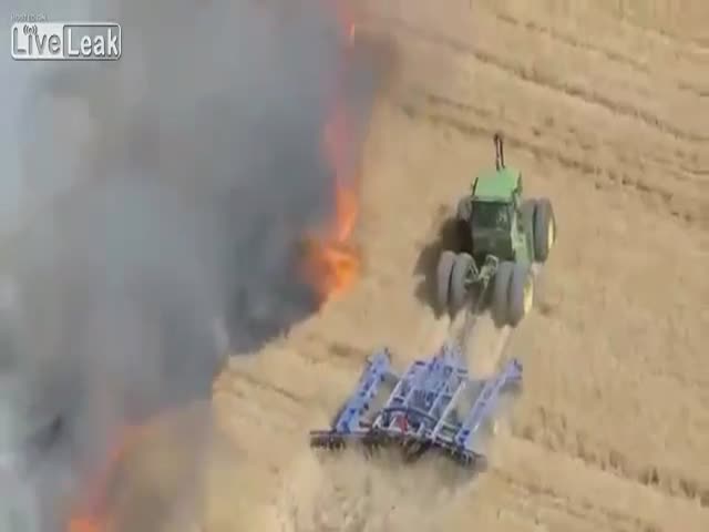 Фермер пытается спасти часть урожая от пожара (6.588 MB)