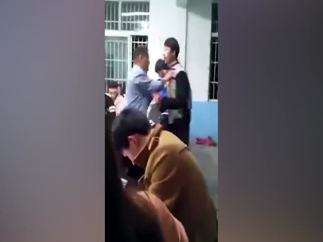 Ученики избивают учителя в Китае (6.254 MB)