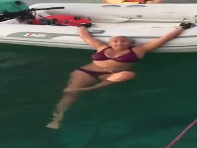 Женщина показывает, как ловко забраться в лодку (2.173 MB)