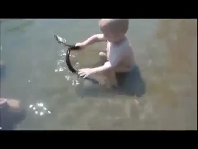 Мальчик играет в воде со змеей (2.189 MB)
