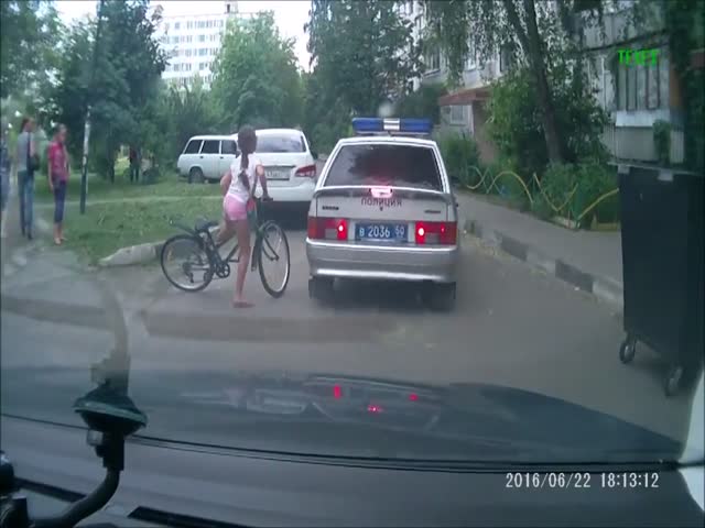 Девочка на велосипеде влетела в полицейскую машину (9.035 MB)