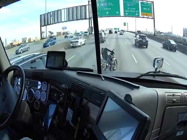 Водитель футы помог мотоциклисту съехать на край дороги (8.638 MB)