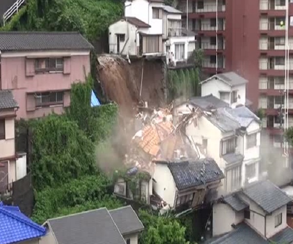 В японском Нагасаки из-за оползня упал дом (4.605 MB)