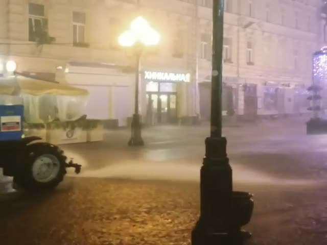 В Москве моют улицы во время проливного дождя (3.759 MB)