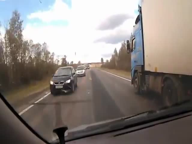 Водитель грузовика помог невнимательному водителю избежать аварии (1.373 MB)