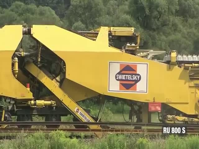 Огромная машина для укладки железнодорожных путей (9.686 MB)