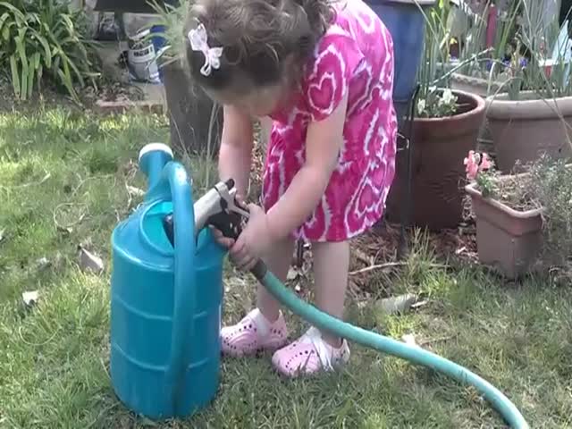 Мама прикалывается над дочкой, которая захотела попить воды