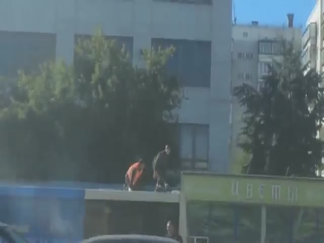 В Челябинске парень залез на крышу автобуса и напал на водителя
