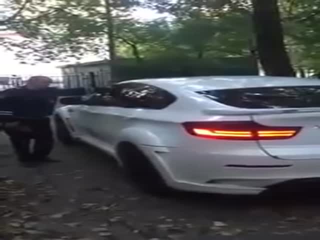 Сотрудники ДПС пытаются разбить окно внедорожника BMW X6