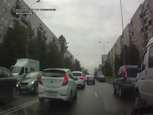Водители оперативно пропускают скорую помощь в Санкт-Петербурге