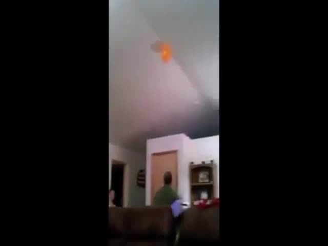 Папа помог достать шарик