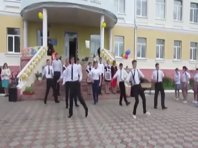 Школьники и учительница устроили зажигательный танец