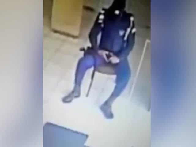 Бразильский полицейский крутил в руках пистолет и прострелил ногу