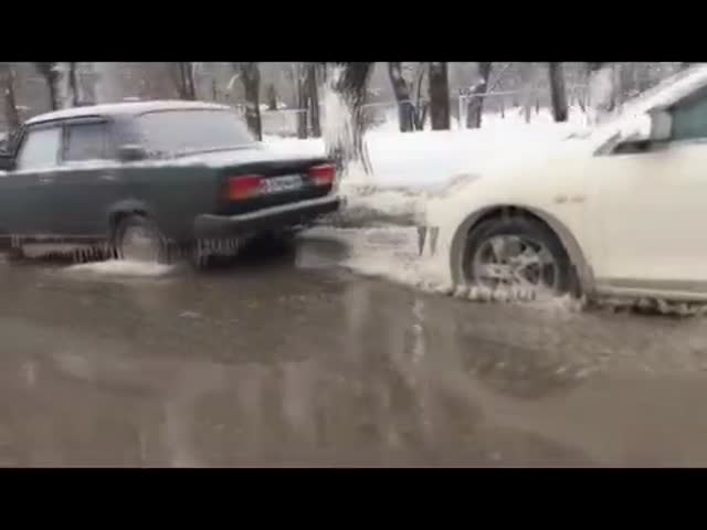 В Воронеже 10 машин вмерзли в лед из-за прорыва воды