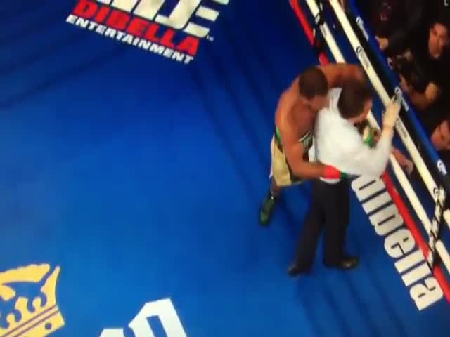 Боксер Баду Джек чуть не нокаутировал рефери во время боя с Джеймсом Дигейлом
