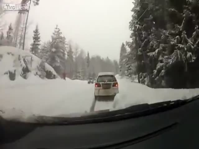 Авария на заснеженной дороге в Норвегии