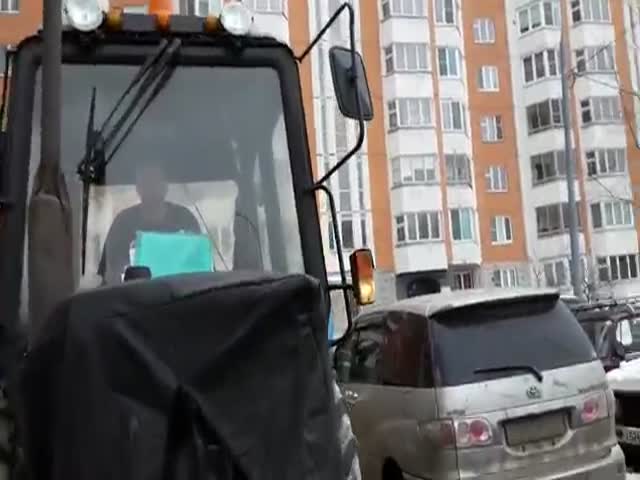 В Москве трактористов заставили кататься по дворам для видимости работы