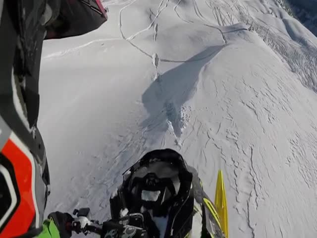 Безумный прыжок на снегоходе экстремала Джона Жана