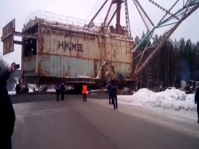 Огромный шагающий экскаватор пересекает дорогу в Свердловской области
