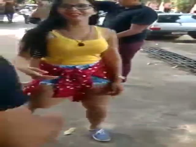 Девушка закружилась в танце до потери ориентации