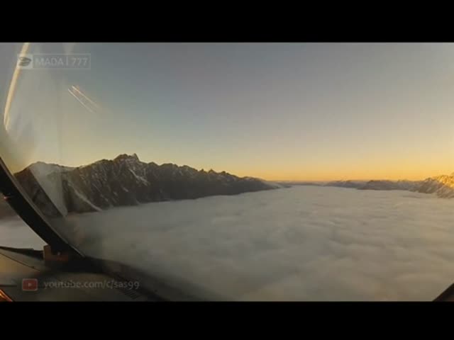 Посадка самолета сквозь облака в Новой Зеландии