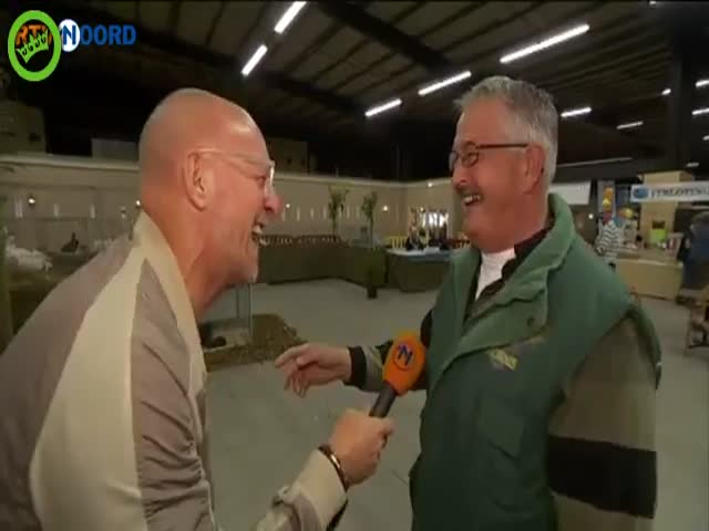Голландский репортер не смог сдержаться от смеха во время интервью
