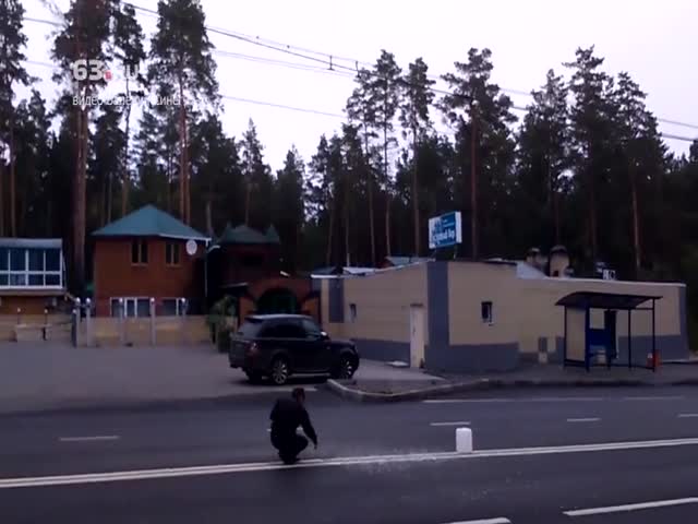 В Тольятти мужчина решил вырубить двойную сплошную линию на дороге