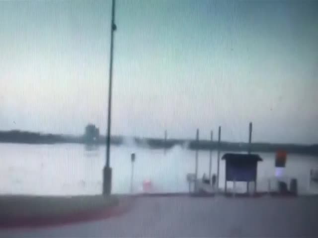 Водитель уехал в озеро спасаясь от полиции