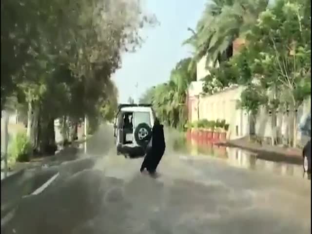 Поездка по затопленной улице где-то в Саудовской Аравии