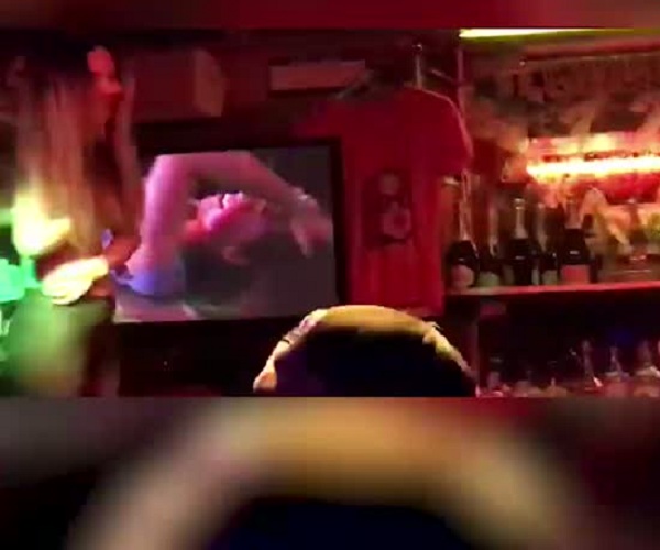 Пьяные девушки зажигают в одном из баров в центре Москвы
