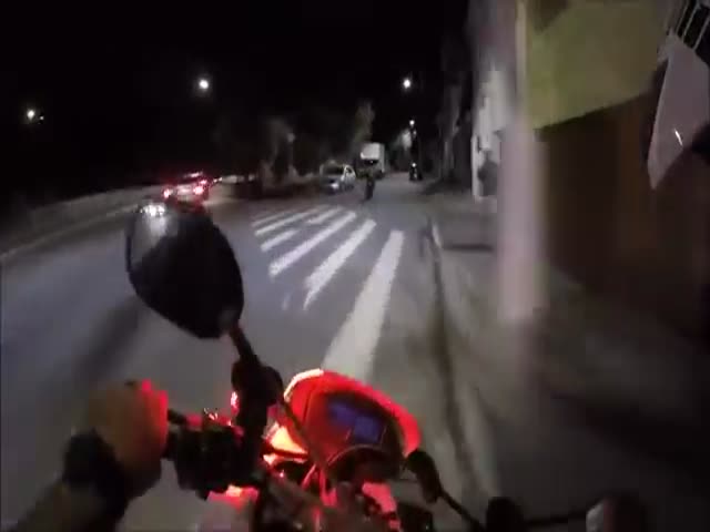 Нарушитель на мотоцикле пытается уйти от полицейского